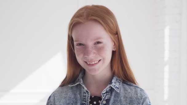 Χαρούμενο χαμογελαστό πρόσωπο της όμορφης έφηβης με φακίδες και κόκκινα μαλλιά — Αρχείο Βίντεο