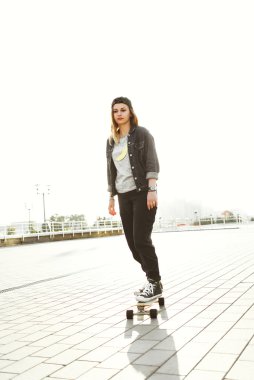 Şapkalı Kız longboard rides 