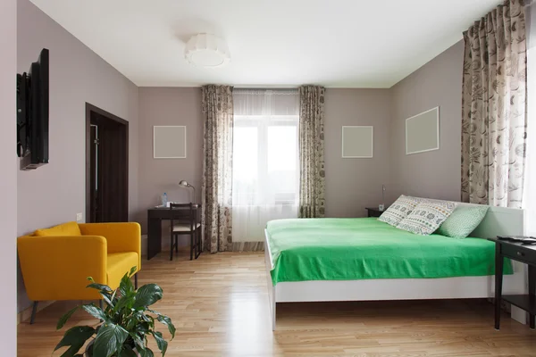 Camera da letto moderna con piccolo posto di lavoro — Foto Stock