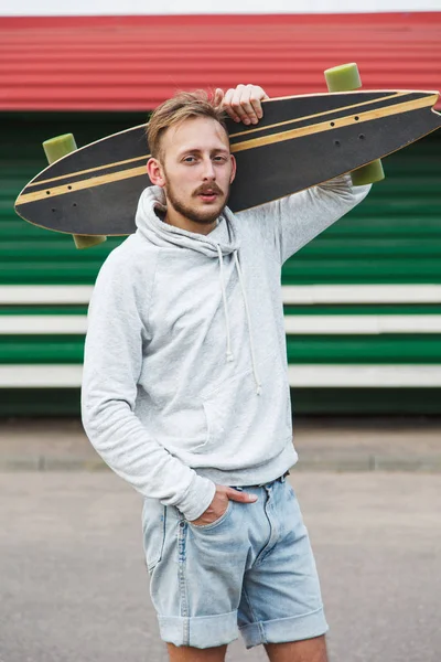 Pria hipster seksi dengan longboard — Stok Foto