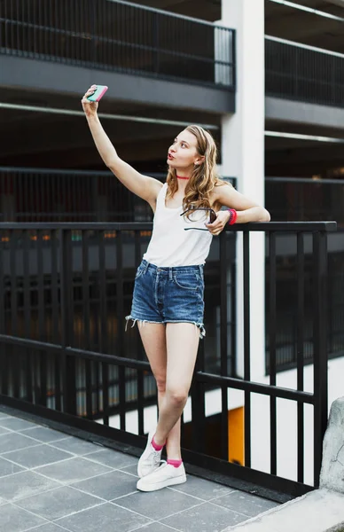 Młoda seksowna blondynka robi selfie — Zdjęcie stockowe