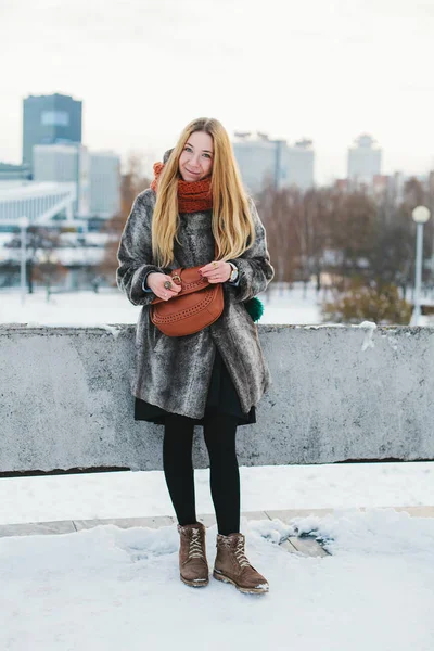 都市の冬の美しい少女 — ストック写真
