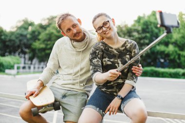 Arkadaş grubu longboards selfie yapma 