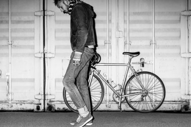 Erkek hipster sabit vites bisiklet üzerinde