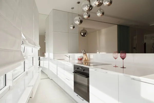 Modernes Küchendesign in einem Penthouse — Stockfoto