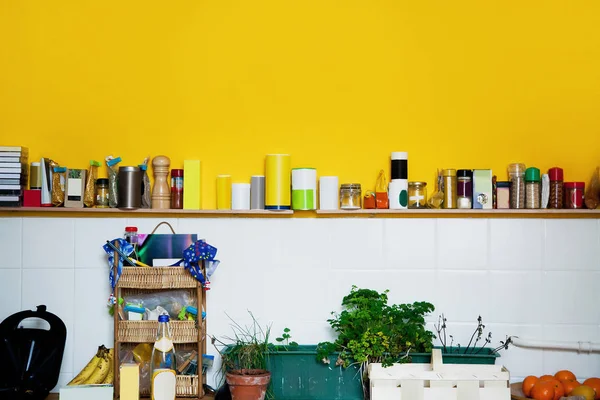 Желтая стена на кухне — стоковое фото