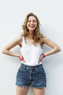 Genç hippi kız eğleniyor