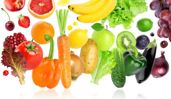 Queda de frutas e legumes no fundo branco — Fotografia de Stock