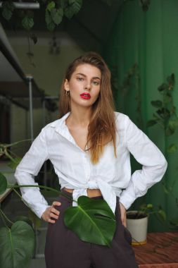 Güzel kız. Moda portre.