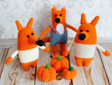 Oyuncaklar amigurumi örgü tekniği örgü. Tilki aile