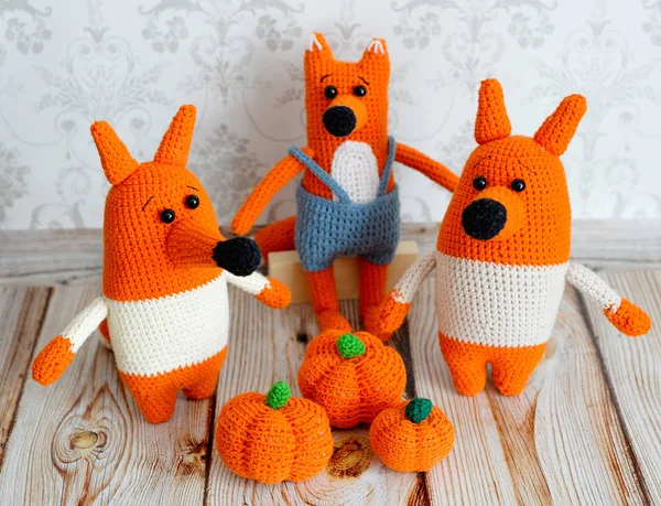 Oyuncaklar amigurumi örgü tekniği örgü. Tilki aile