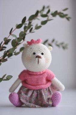 Syktyvkar, Rusya - 11 Mayıs 2018: Açıklayıcı resim. Amigurumi örgü tekniği teddybear oyuncak örme