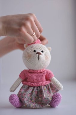 Syktyvkar, Rusya - 11 Mayıs 2018: Açıklayıcı resim. Amigurumi örgü tekniği teddybear oyuncak örme