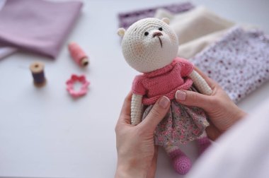 Syktyvkar, Rusya - 11 Mayıs 2018: Açıklayıcı resim. Amigurumi örgü tekniği teddybear oyuncak örme