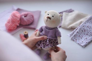 Syktyvkar, Rusya - 11 Mayıs 2018: Açıklayıcı resim. Amigurumi örgü tekniği teddybear oyuncak örme