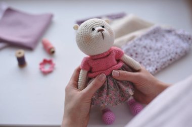 Syktyvkar, Rusya - 11 Mayıs 2018: Açıklayıcı resim. Amigurumi örgü tekniği teddybear oyuncak örme