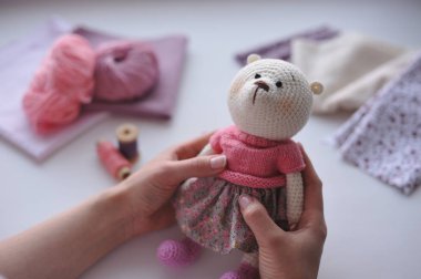 Syktyvkar, Rusya - 11 Mayıs 2018: Açıklayıcı resim. Amigurumi örgü tekniği teddybear oyuncak örme