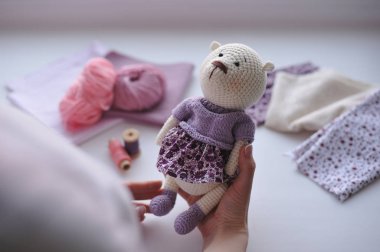 Syktyvkar, Rusya - 11 Mayıs 2018: Açıklayıcı resim. Amigurumi örgü tekniği teddybear oyuncak örme