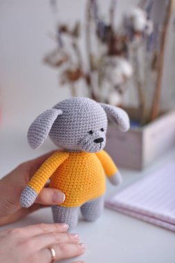 Syktyvkar, Rusya - 11 Mayıs 2018: Açıklayıcı resim. Amigurumi örgü tekniği köpek oyuncak örme