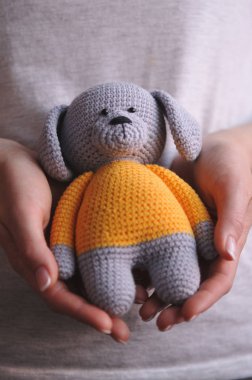 Syktyvkar, Rusya - 11 Mayıs 2018: Açıklayıcı resim. Amigurumi örgü tekniği köpek oyuncak örme
