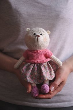 Syktyvkar, Rusya - 11 Mayıs 2018: Açıklayıcı resim. Amigurumi örgü tekniği teddybear oyuncak örme