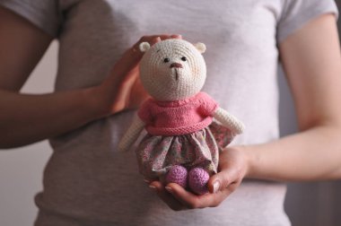 Syktyvkar, Rusya - 11 Mayıs 2018: Açıklayıcı resim. Amigurumi örgü tekniği teddybear oyuncak örme