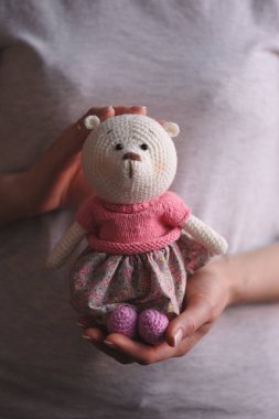 Syktyvkar, Rusya - 11 Mayıs 2018: Açıklayıcı resim. Amigurumi örgü tekniği teddybear oyuncak örme