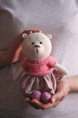 Syktyvkar, Rusya - 11 Mayıs 2018: Açıklayıcı resim. Amigurumi örgü tekniği teddybear oyuncak örme
