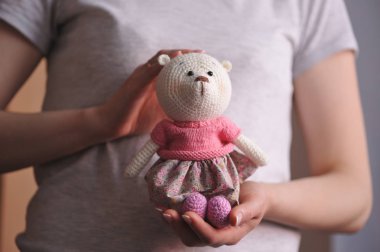 Syktyvkar, Rusya - 11 Mayıs 2018: Açıklayıcı resim. Amigurumi örgü tekniği teddybear oyuncak örme