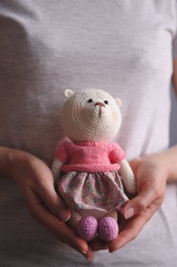 Syktyvkar, Rusya - 11 Mayıs 2018: Açıklayıcı resim. Amigurumi örgü tekniği teddybear oyuncak örme