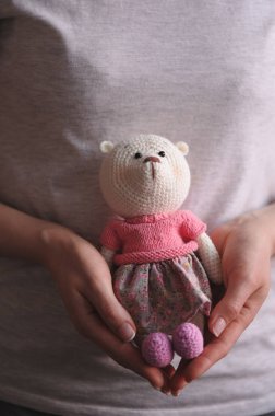 Syktyvkar, Rusya - 11 Mayıs 2018: Açıklayıcı resim. Amigurumi örgü tekniği teddybear oyuncak örme