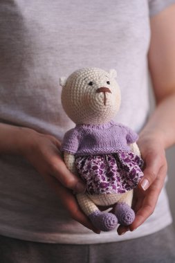 Syktyvkar, Rusya - 11 Mayıs 2018: Açıklayıcı resim. Amigurumi örgü tekniği teddybear oyuncak örme