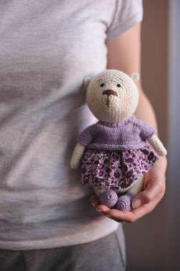 Syktyvkar, Rusya - 11 Mayıs 2018: Açıklayıcı resim. Amigurumi örgü tekniği teddybear oyuncak örme