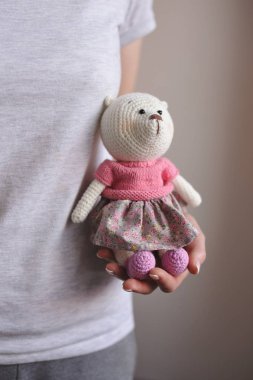 Syktyvkar, Rusya - 11 Mayıs 2018: Açıklayıcı resim. Amigurumi örgü tekniği teddybear oyuncak örme