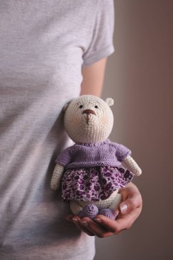 Syktyvkar, Rusya - 11 Mayıs 2018: Açıklayıcı resim. Amigurumi örgü tekniği teddybear oyuncak örme