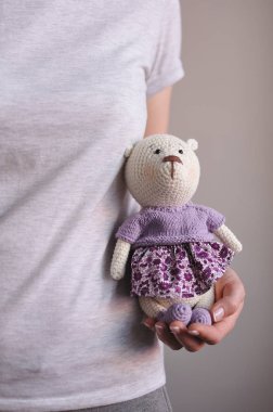 Syktyvkar, Rusya - 11 Mayıs 2018: Açıklayıcı resim. Amigurumi örgü tekniği teddybear oyuncak örme