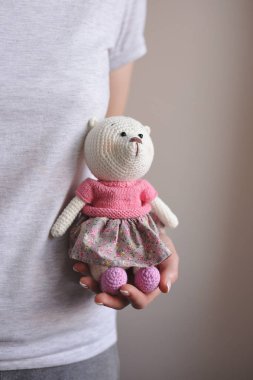 Syktyvkar, Rusya - 11 Mayıs 2018: Açıklayıcı resim. Amigurumi örgü tekniği teddybear oyuncak örme