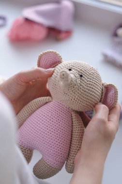 Syktyvkar, Rusya - 11 Mayıs 2018: Açıklayıcı resim. Amigurumi örgü tekniği fil oyuncak örme
