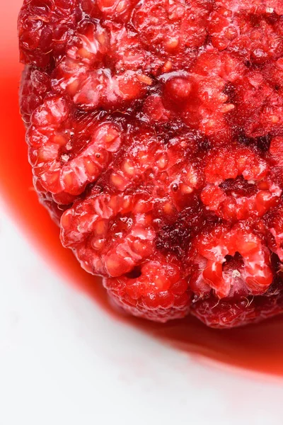 新鲜冷冻的树莓 — 图库照片