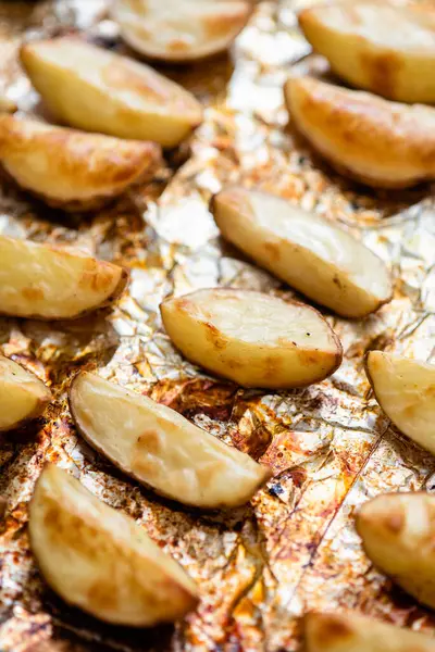 Kartoffelscheiben Auf Folie Ofen Goldbraun Gebacken — Stockfoto