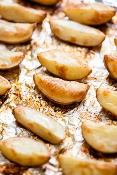 Kartoffelscheiben Auf Folie Ofen Goldbraun Gebacken — Stockfoto