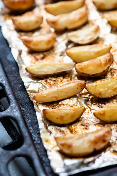 Fatias Batatas Assadas Papel Alumínio Forno Até Dourar — Fotografia de Stock