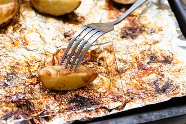 Kartoffelscheiben Auf Folie Ofen Goldbraun Gebacken — Stockfoto