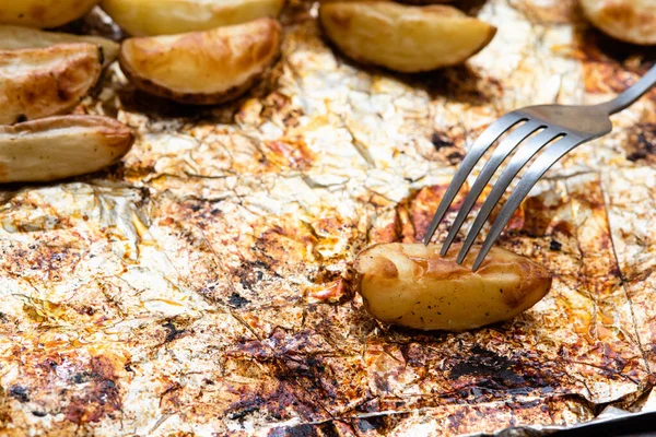 Kartoffelscheiben Auf Folie Ofen Goldbraun Gebacken — Stockfoto