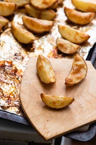 Kartoffelscheiben Auf Folie Ofen Goldbraun Gebacken — Stockfoto