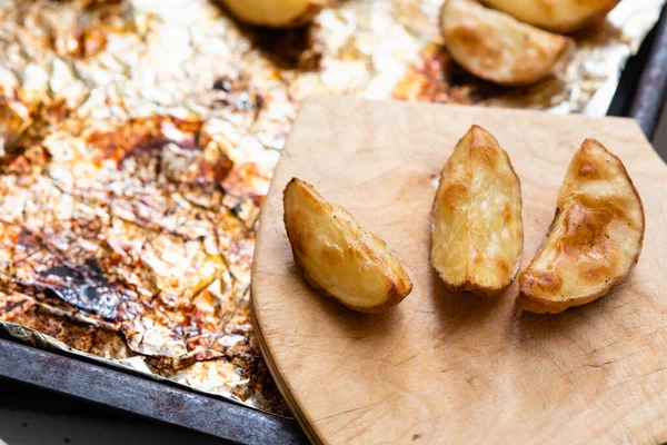 Kartoffelscheiben Auf Folie Ofen Goldbraun Gebacken — Stockfoto