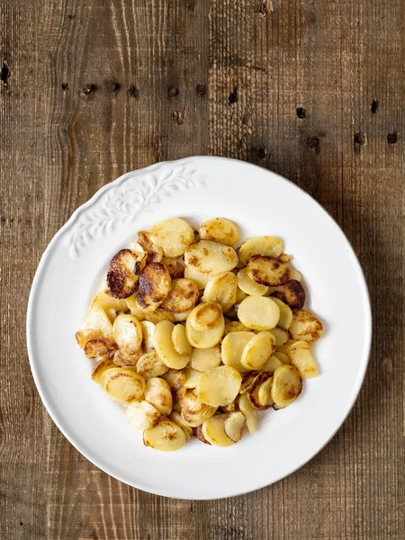 Rustika tyska bratkartofflen stekt potatis — Stockfoto