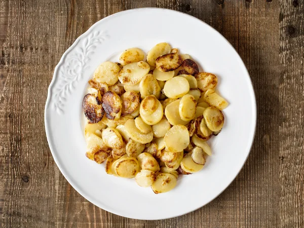 Rustieke Duitse bratkartofflen gebakken aardappelen — Stockfoto