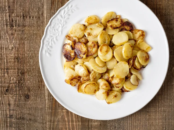 Rustieke Duitse bratkartofflen gebakken aardappelen — Stockfoto