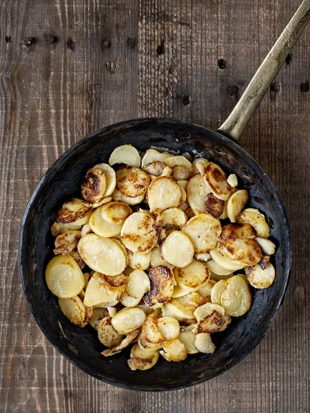 Rustika tyska bratkartofflen stekt potatis — Stockfoto